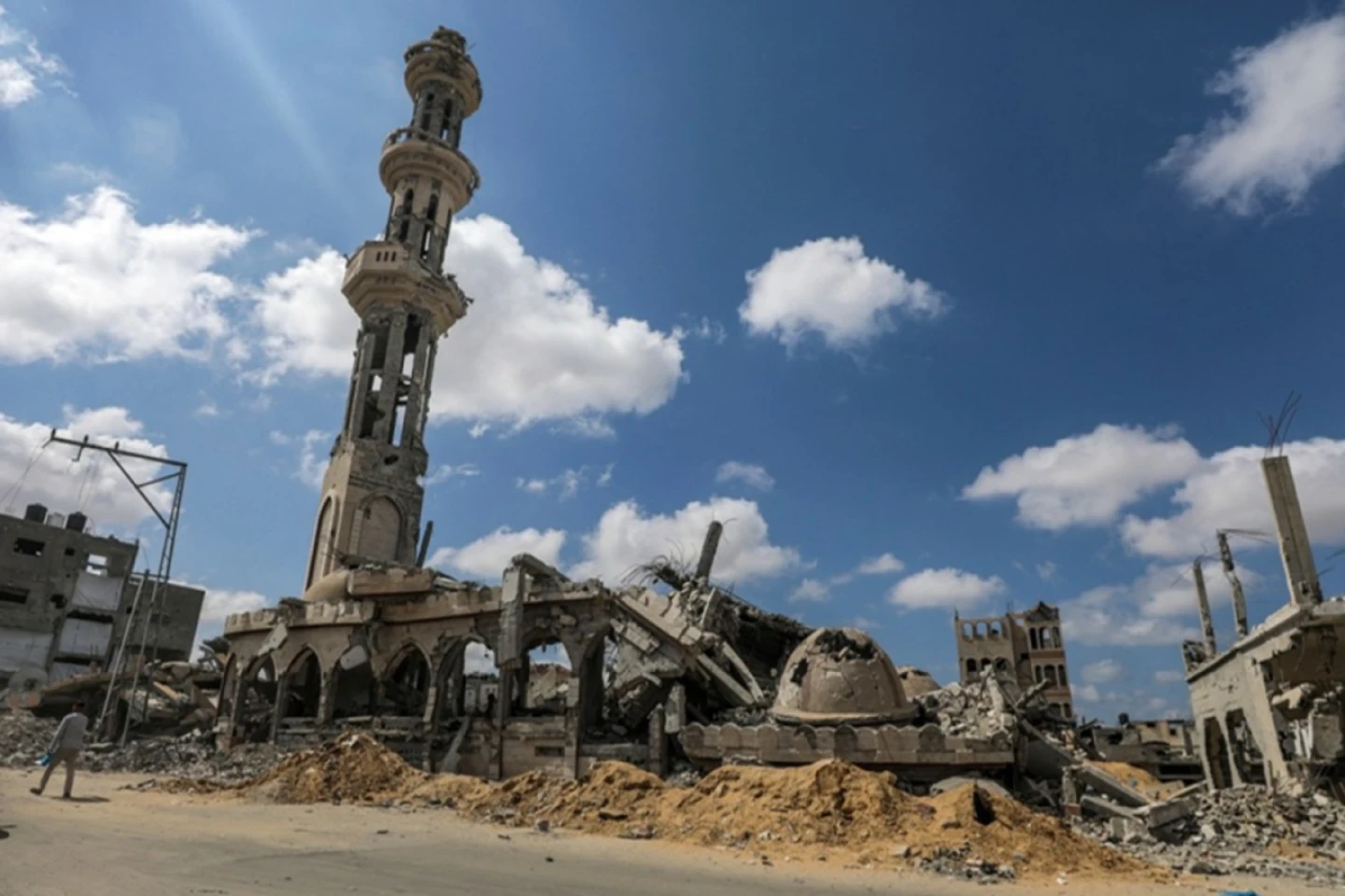 Cel puțin 18 persoane ucise într-un atac israelian asupra unei moschei din Gaza / UPDATE