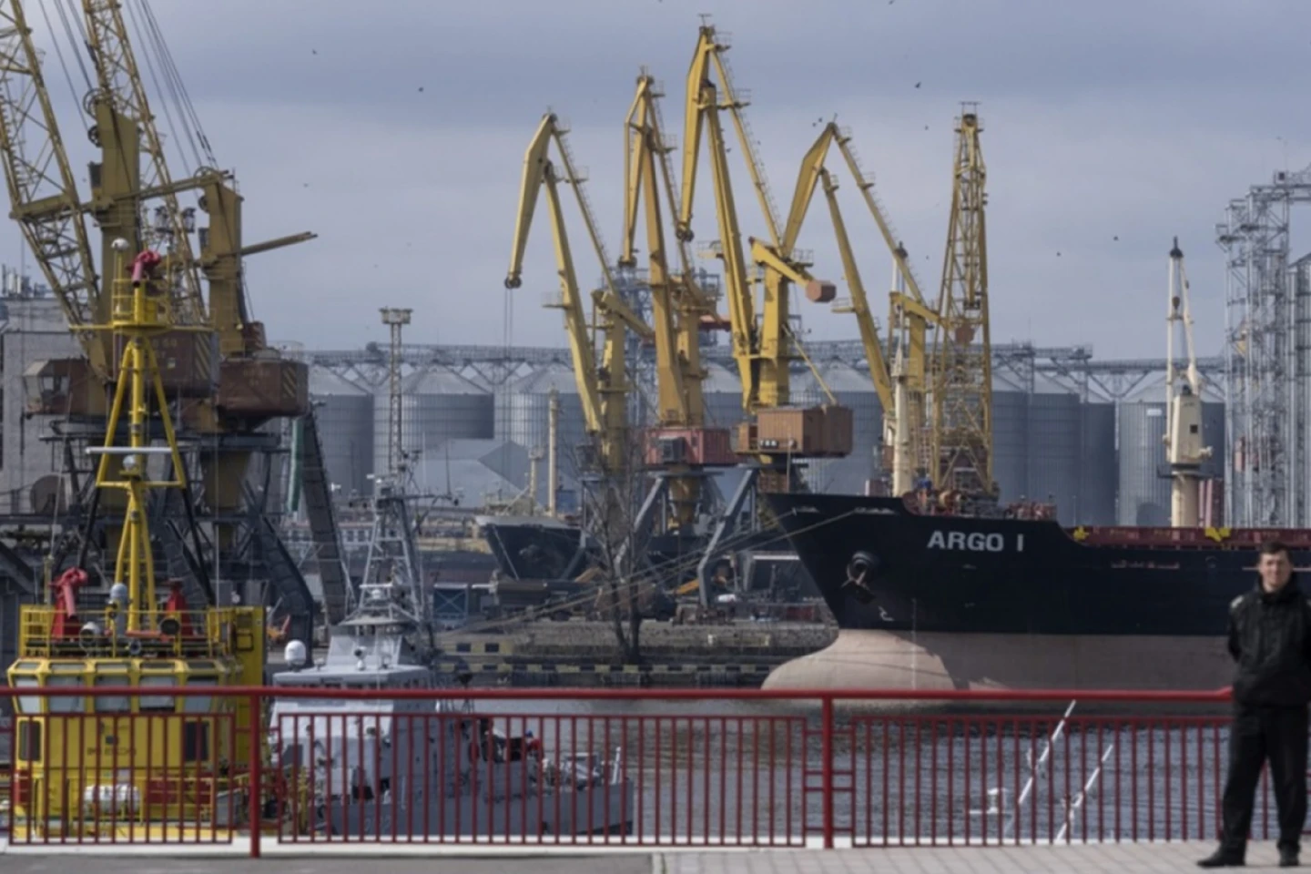 Ucraina declară că rachete rusești au lovit două nave cu cereale în Marea Neagră