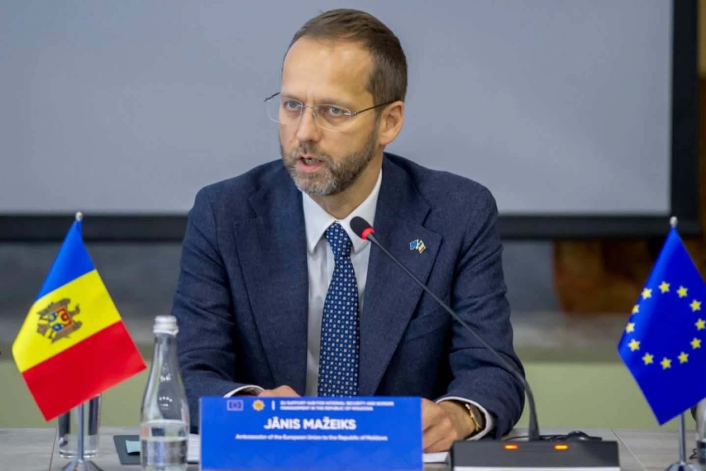 Un activist rus apropiat Kremlinului critică declarațiile ambasadorului UE la Chișinău, făcute într-un interviu pentru Veridica.md
