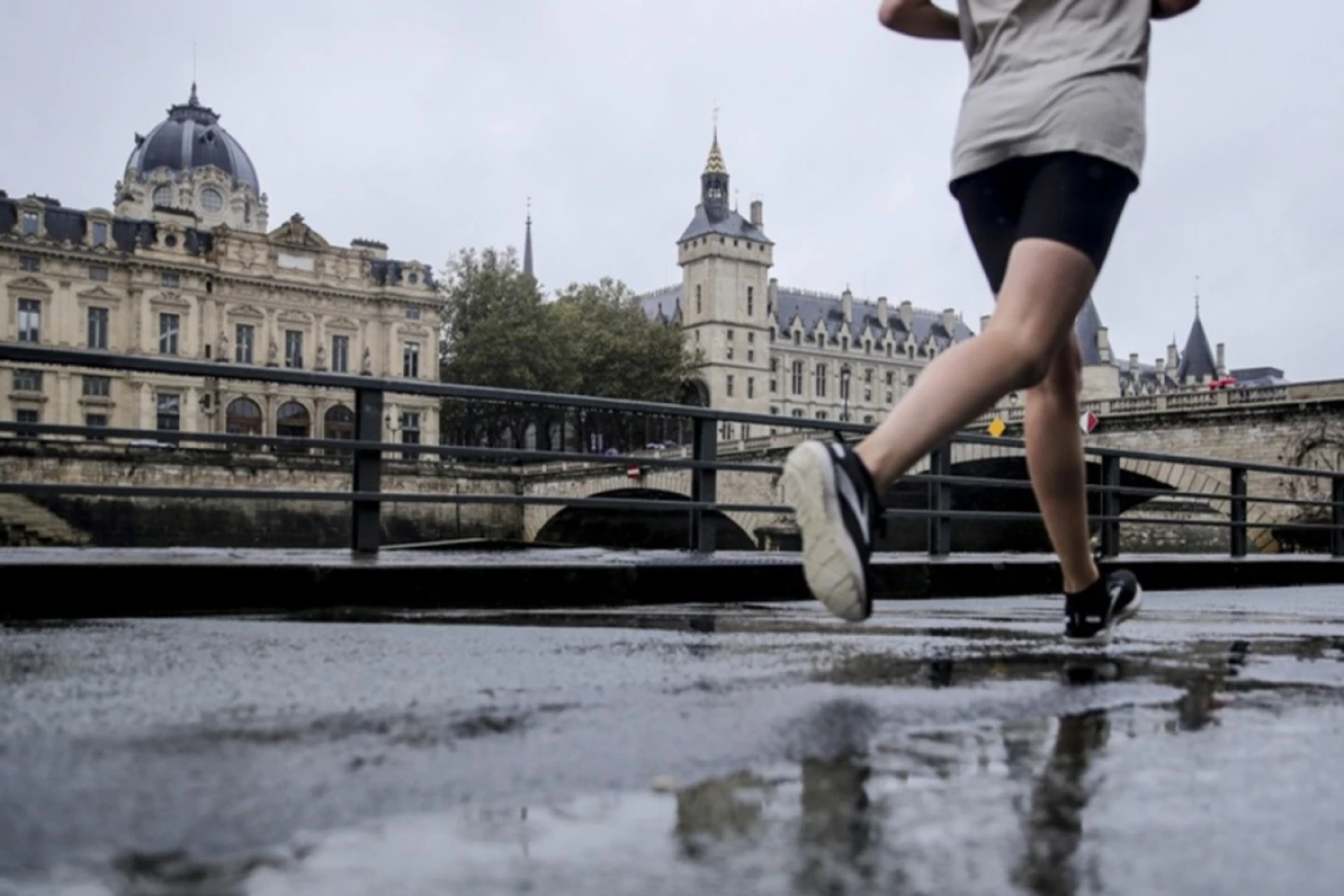Primăria din Paris va aplica restricţii suplimentare circulaţiei maşinilor în centrul oraşului