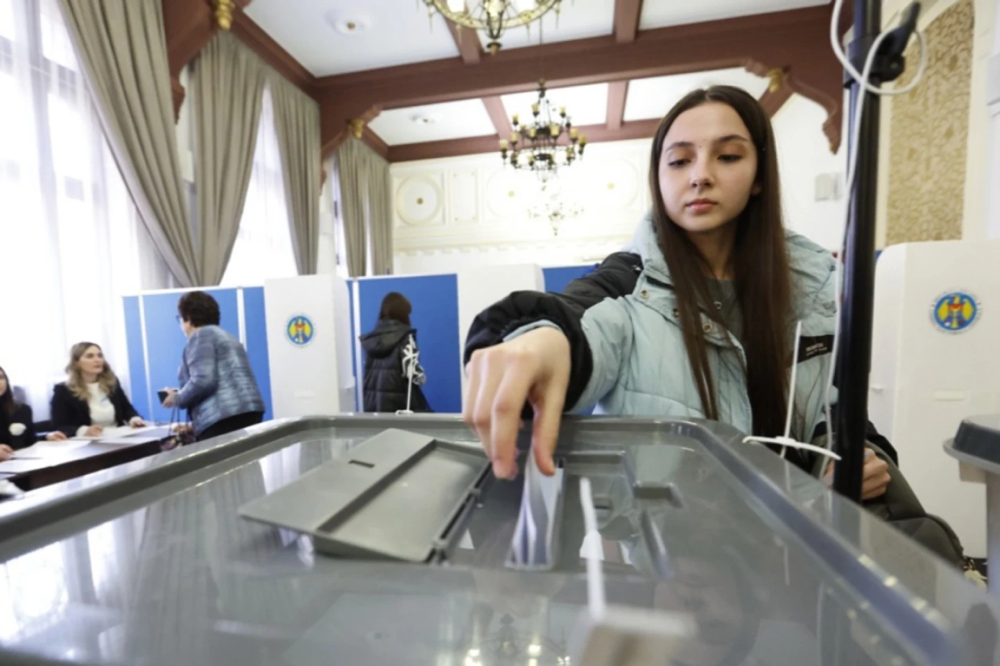 ALEGERI 2024. În R. Moldova are loc al doilea tur al alegerilor prezidențiale. Scrutinul poate fi considerat valid. LIVE TEXT