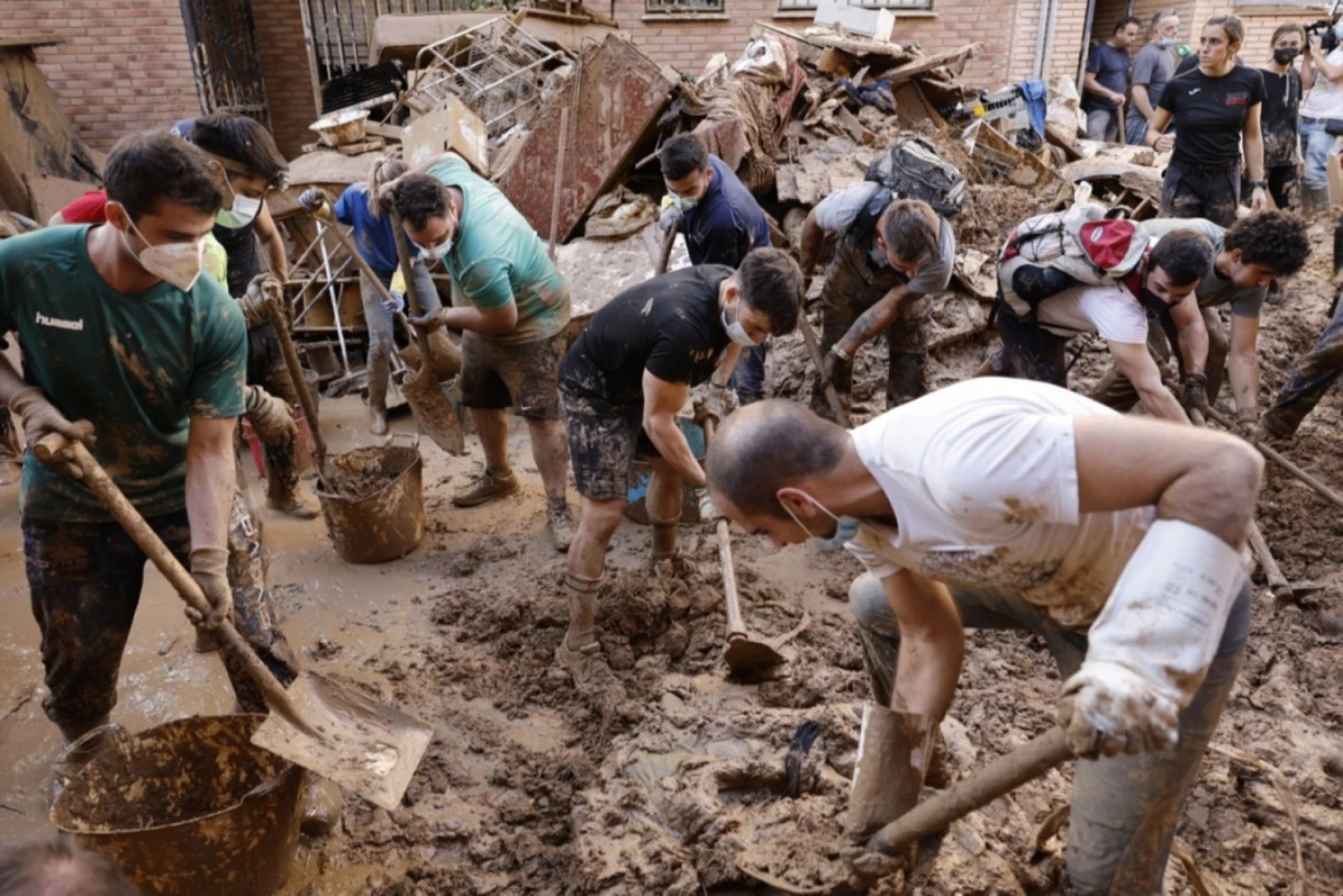 Bilanţul victimelor inundațiilor din Spania a crescut la 214 decese