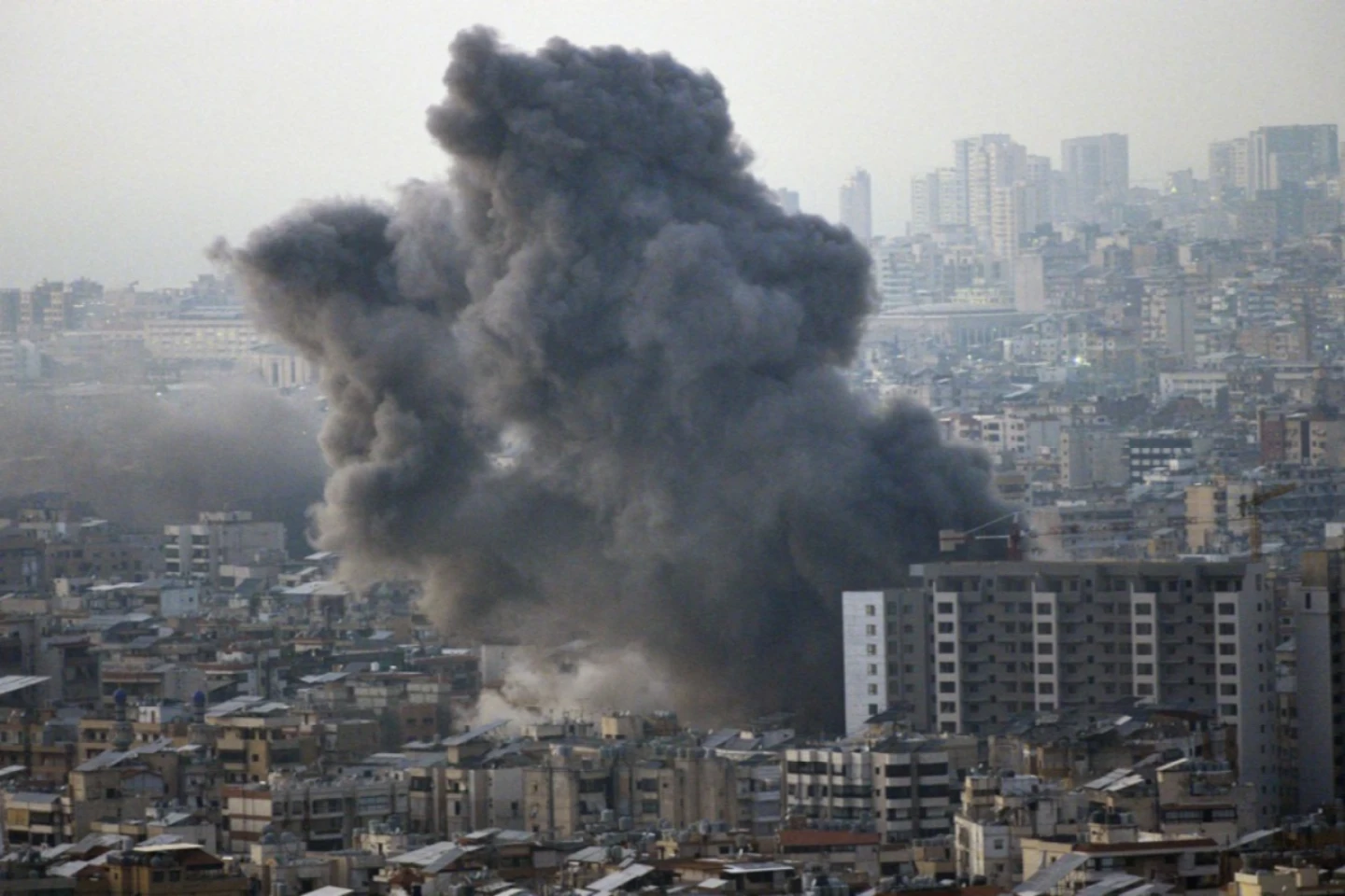Zeci de morţi şi răniţi într-un val de bombardamente israeliene asupra Libanului