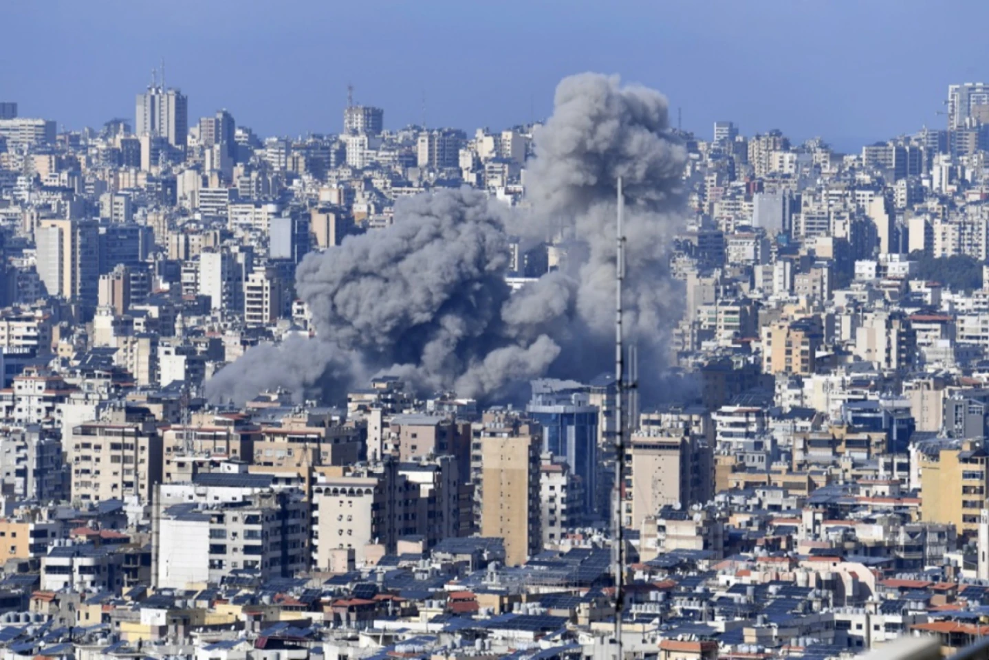 Opt persoane ucise de bombardamente israeliene în Liban