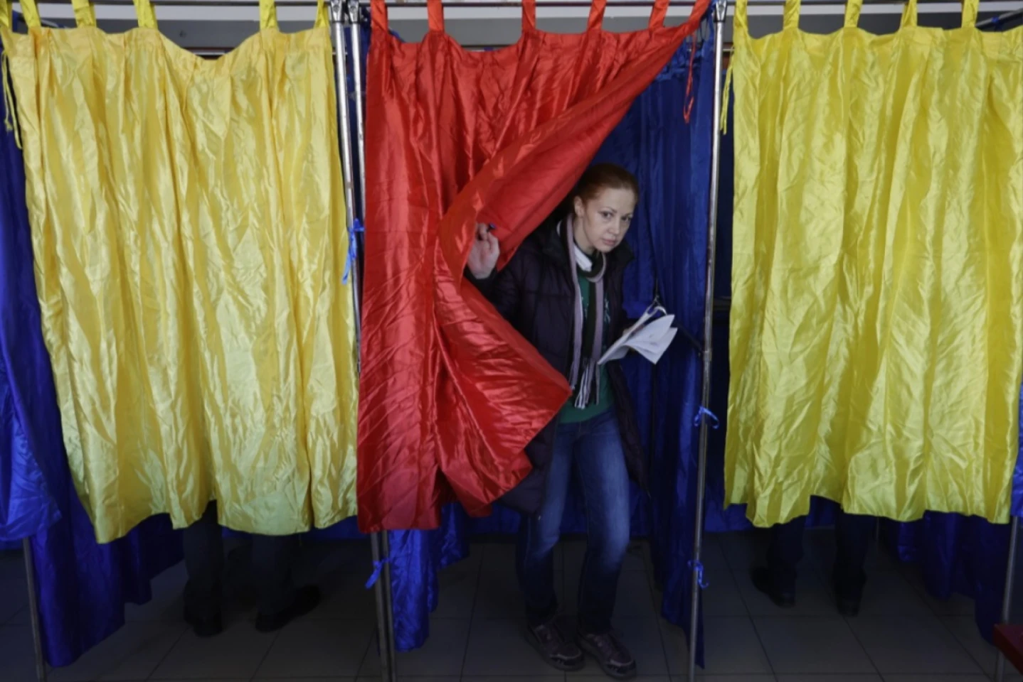Cetățenii români din R. Moldova votează în număr mare la prezidențialele din România