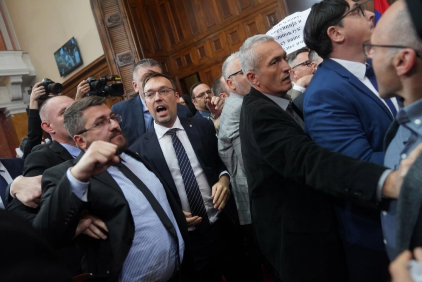 Bătaie generală în Parlamentul Serbiei