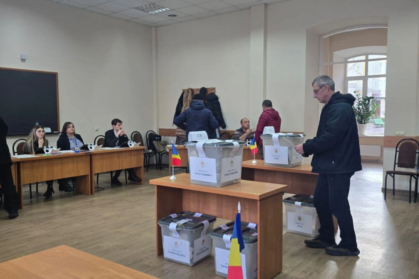 Aproape 15 mii de cetățeni români din R. Moldova au votat la parlamentare, sâmbătă, 30 noiembrie