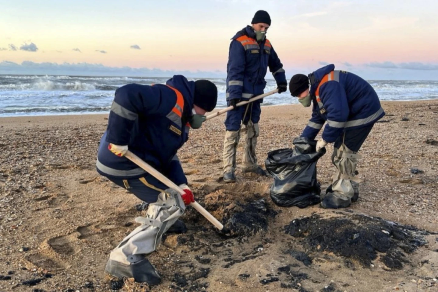 Poluarea cu păcură din Marea Neagră s-a extins la aproape 50 de km pe coasta rusă