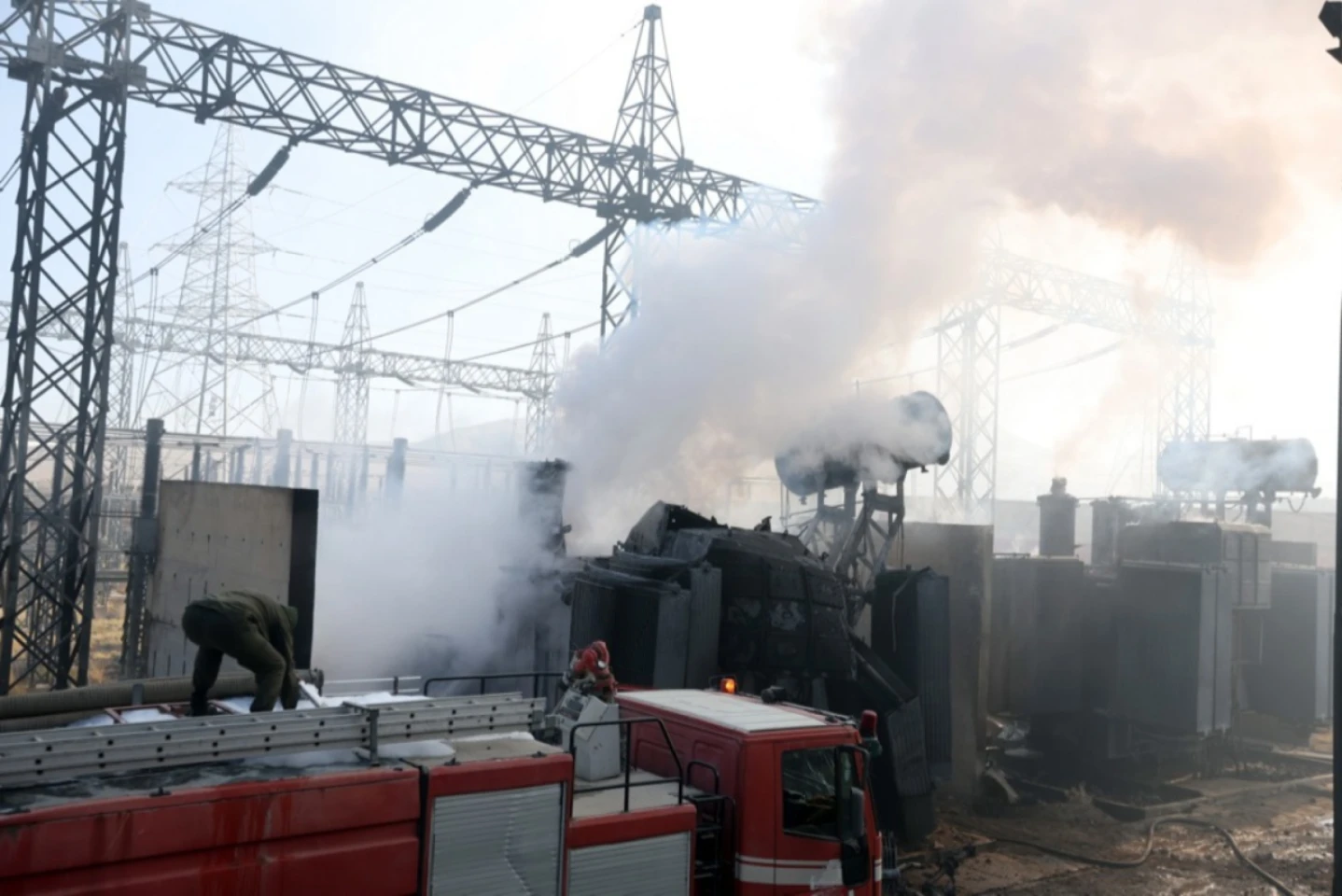 Israelul a lovit porturi şi infrastructura energetică a rebelilor houthi