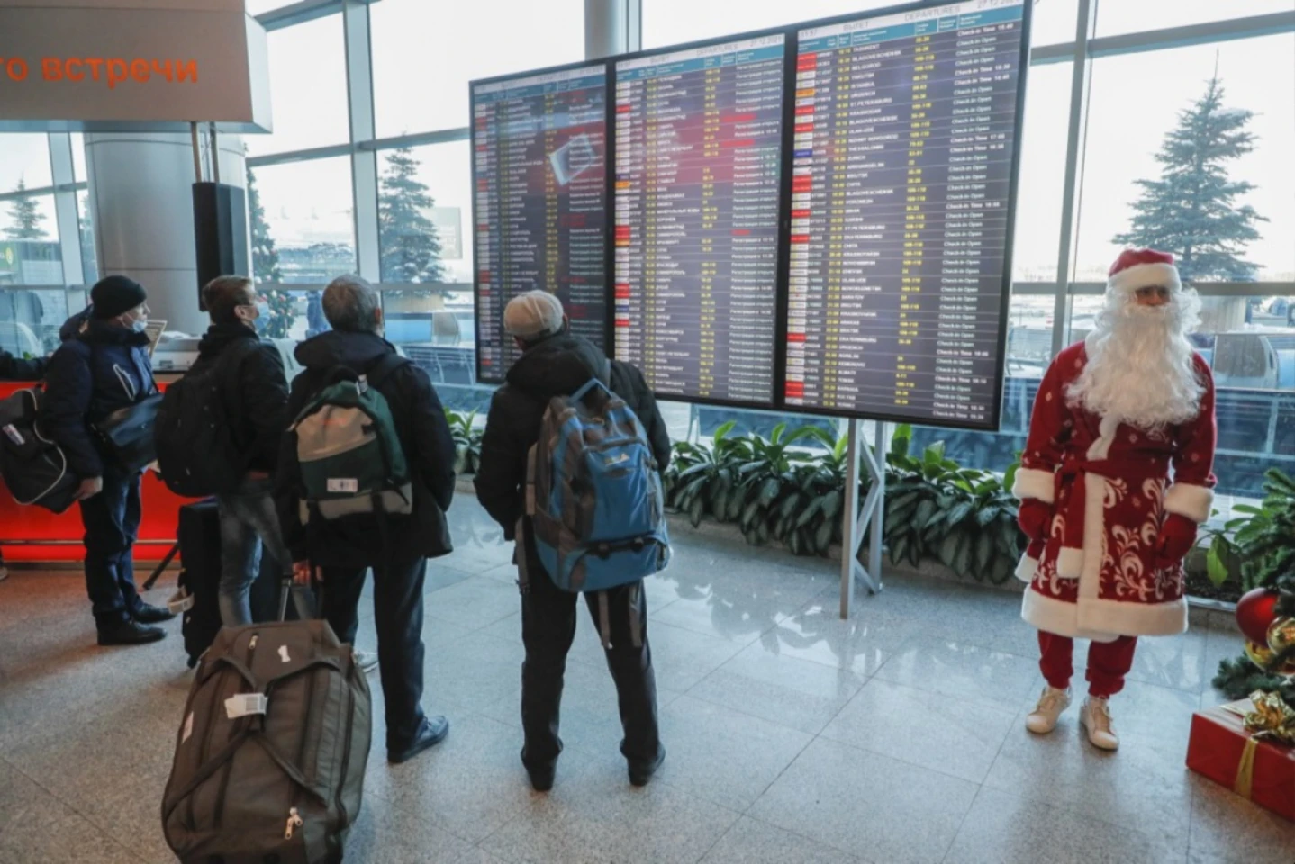 Mai multe companii aeriene şi-au suspendat temporar zborurile către Rusia