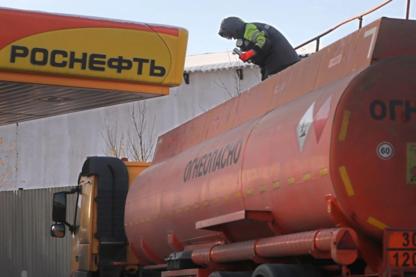 Rusia renunţă la restricţiile asupra exporturilor de benzină