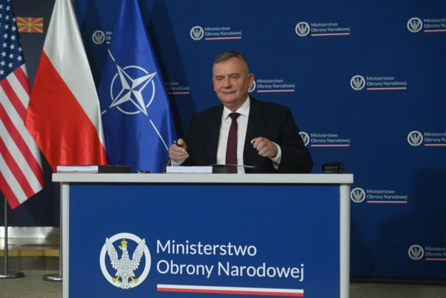 Polonia își reduce cheltuielile militare din cauza deficitului bugetar