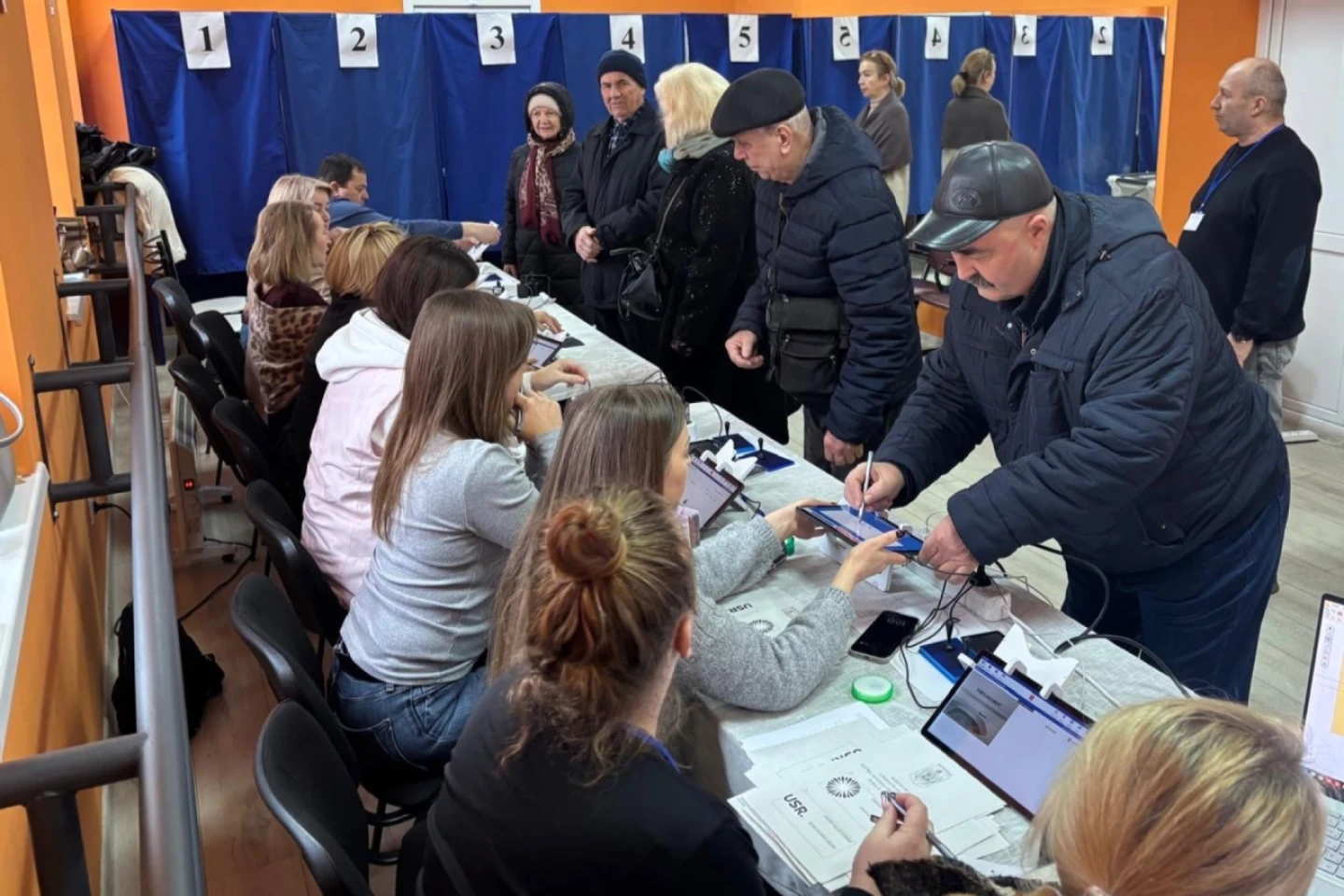 Procesul de vot la alegerile prezidențiale din România a fost oprit în R. Moldova