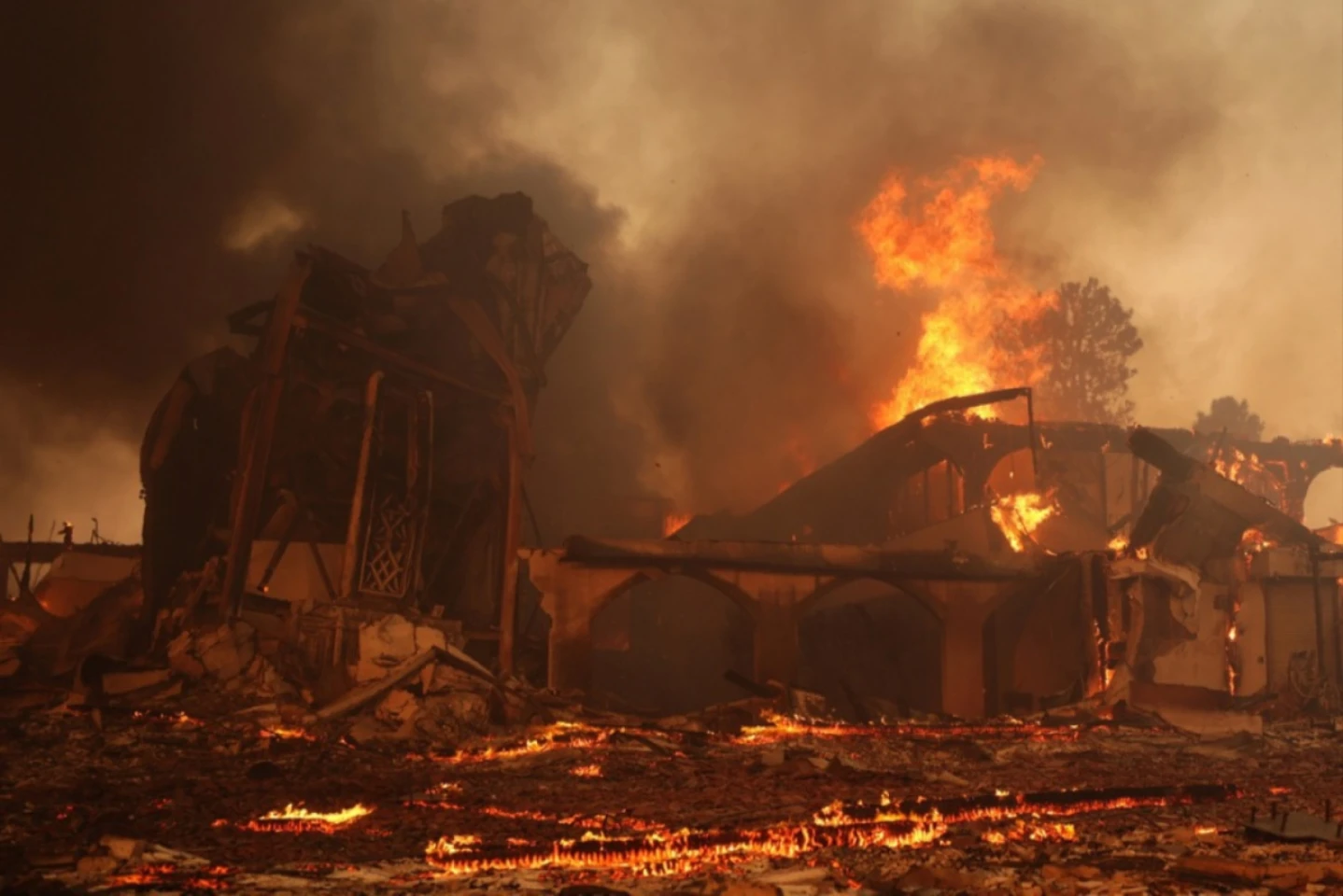 Zece persoane și-au pierdut viața în incendiile care amenință Los Angeles