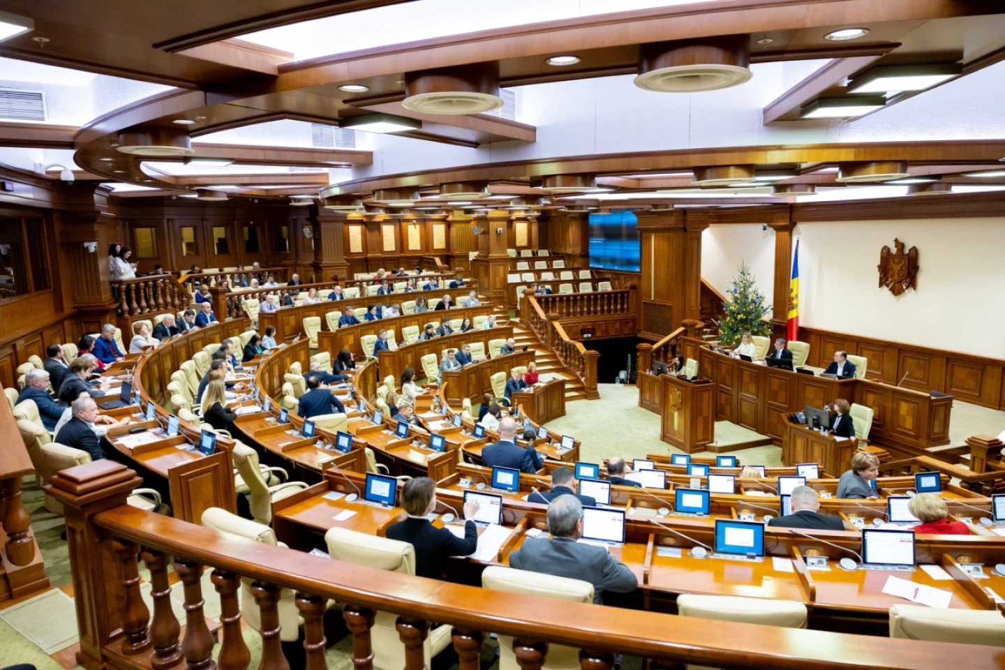 Parlamentul se va convoca într-o ședință extraordinară pentru adoptarea unor acte privind  prevenirea și combaterea criminalității organizate și corupției