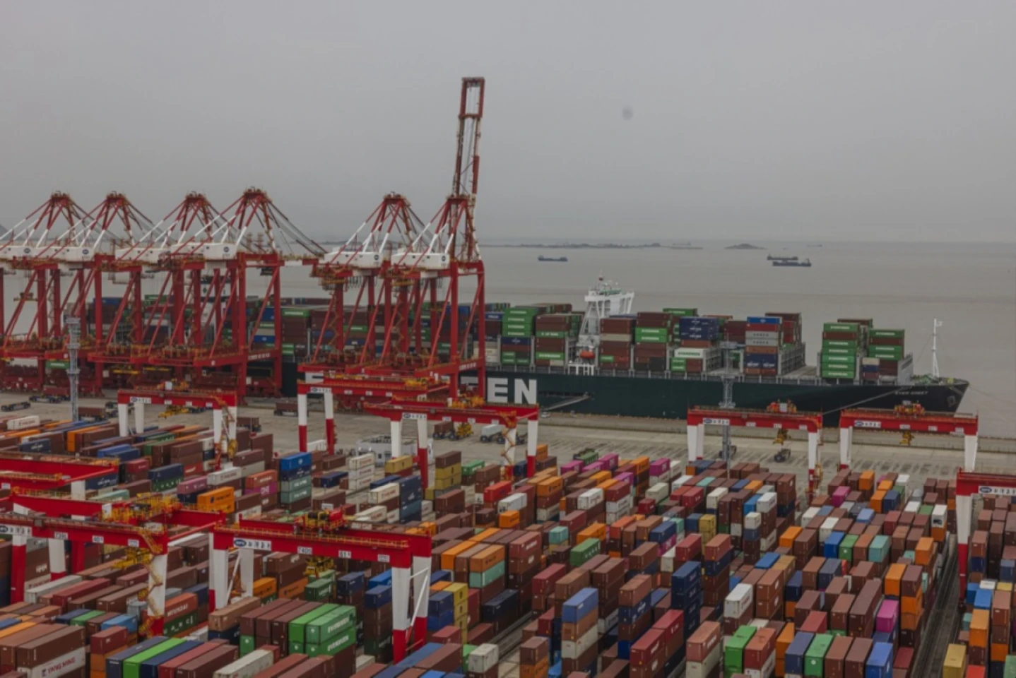 China impune tarife la hidrocarburile și autovehiculele americane