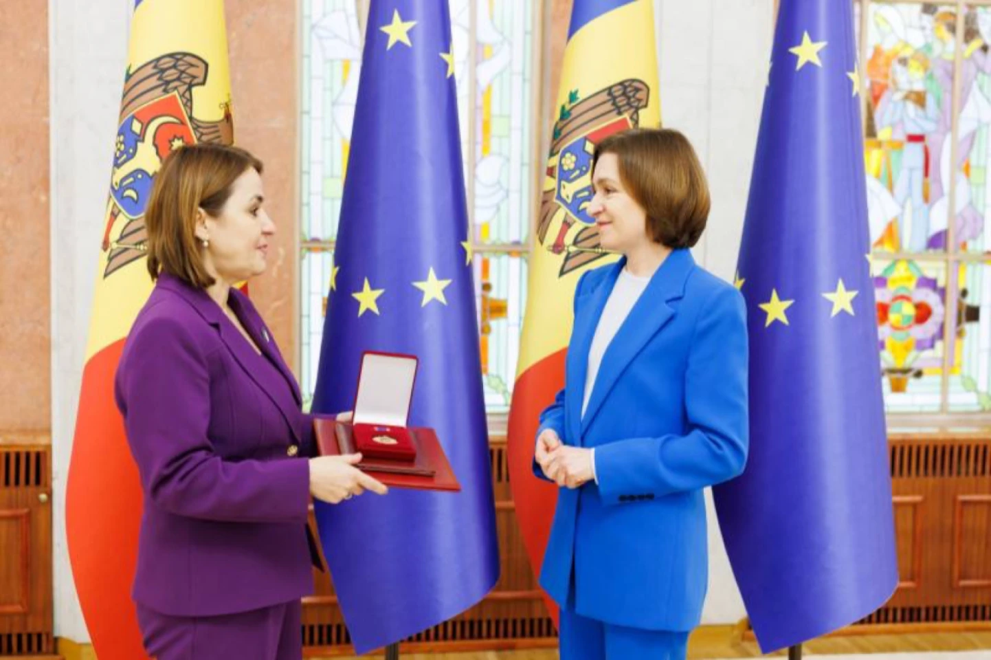 Maia Sandu o decorează pe Luminița Odobescu pentru sprijinul acordat integrării europene