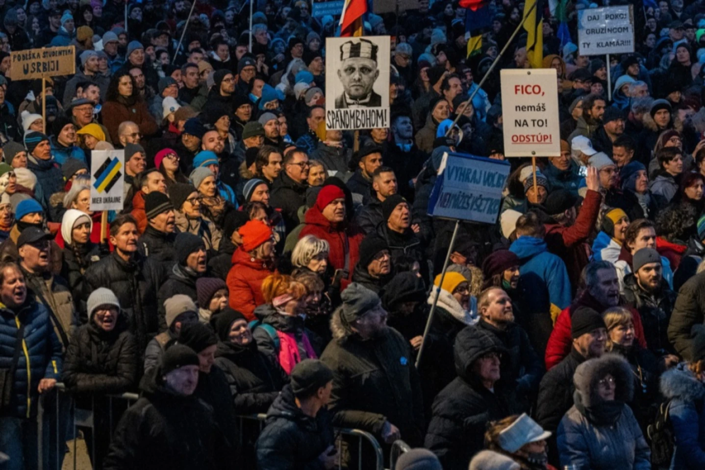 Zeci de mii de persoane au demonstrat în Slovacia împotriva premierului Robert Fico