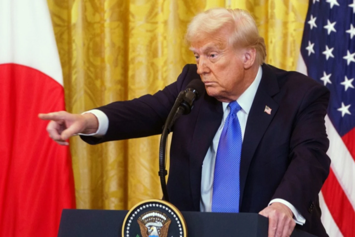 Trump retrage autorizațiile de acces la informații clasificate pentru mai mulți oficiali