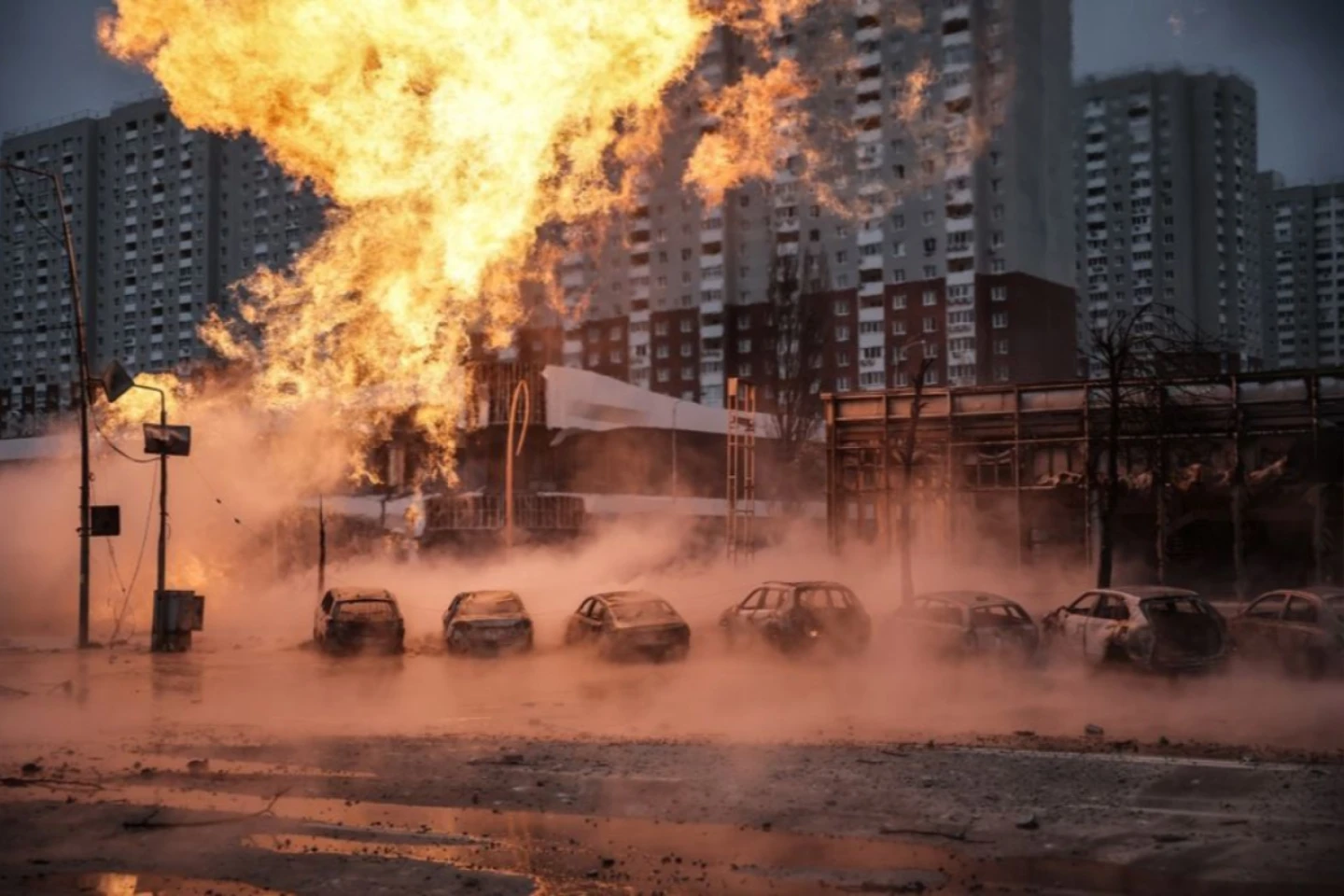 Război în Ucraina: incendiu la Kiev, case distruse la Sumî