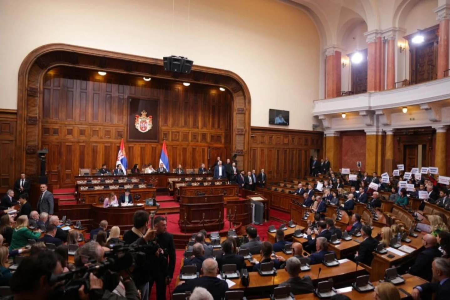 Fumigene şi bătaie între deputaţi, în parlamentul sârb