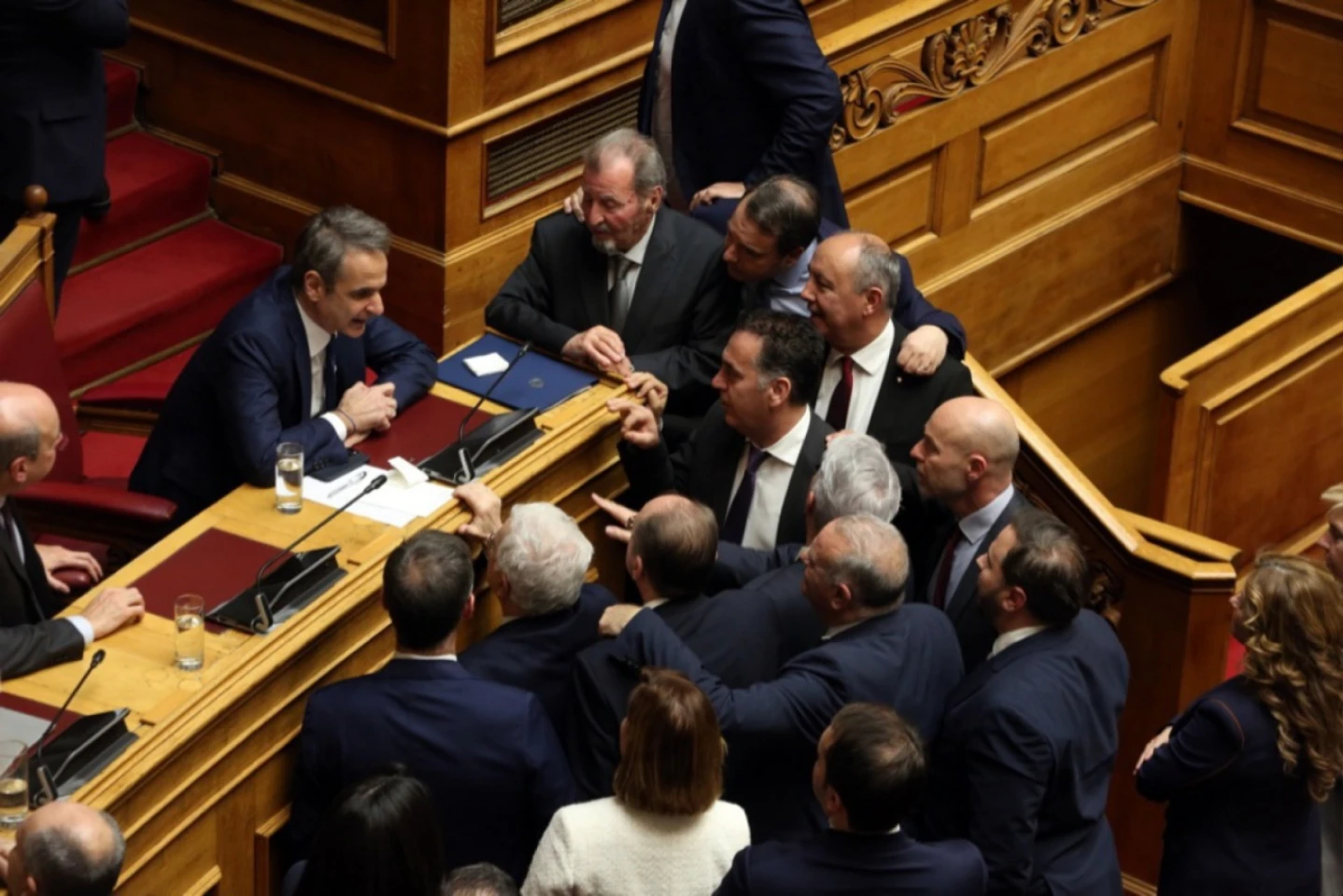 Guvernul Greciei „supraviețuiește” moțiunii de cenzură