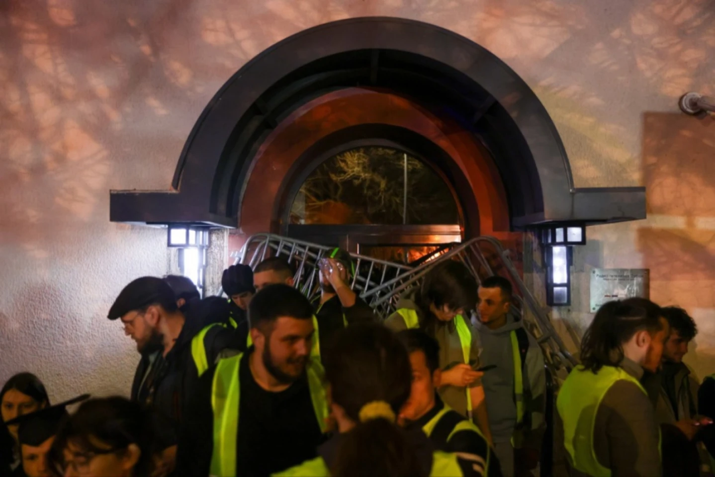 Sediul televiziunii și radioului public din Serbia, blocat peste noapte de protestatari