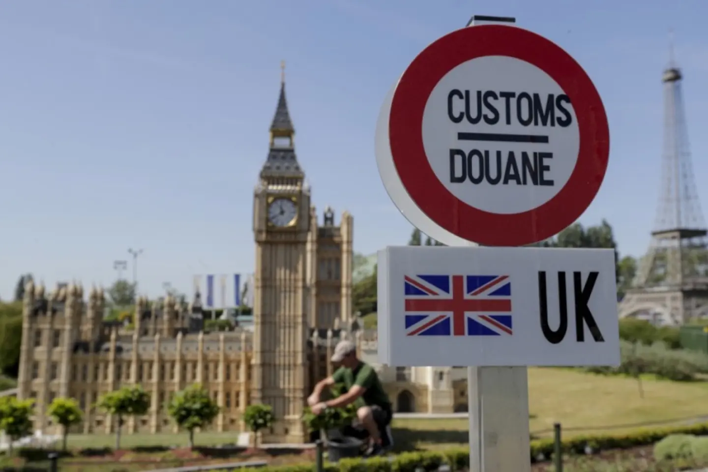 Cetățenii români pot intra de miercuri în Marea Britanie doar în baza unei autorizaţii electronice de călătorie