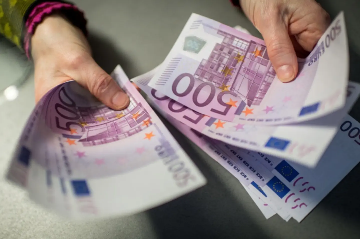 R. Moldova limitează plățile în numerar pentru achizițiile de locuințe și automobile