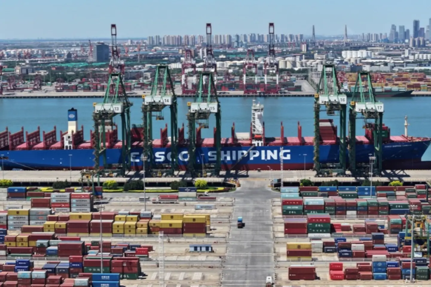 China contestă la OMC noile taxe vamale americane