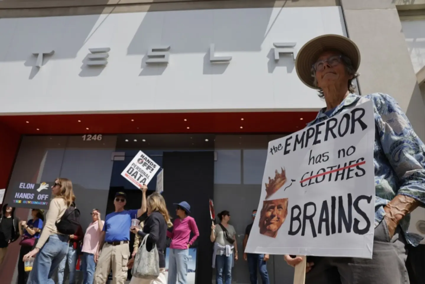 Mii de proteste în întreaga lume, împotriva politicilor lui Trump şi Musk