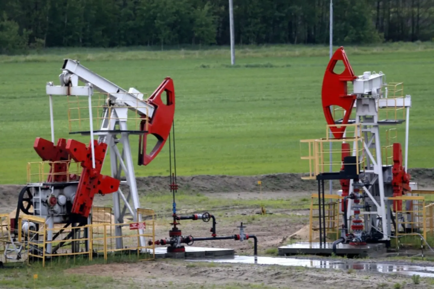Preţul petrolului a crescut cu 4%, după anunţul SUA de amânare a introducerii tarifelor vamale