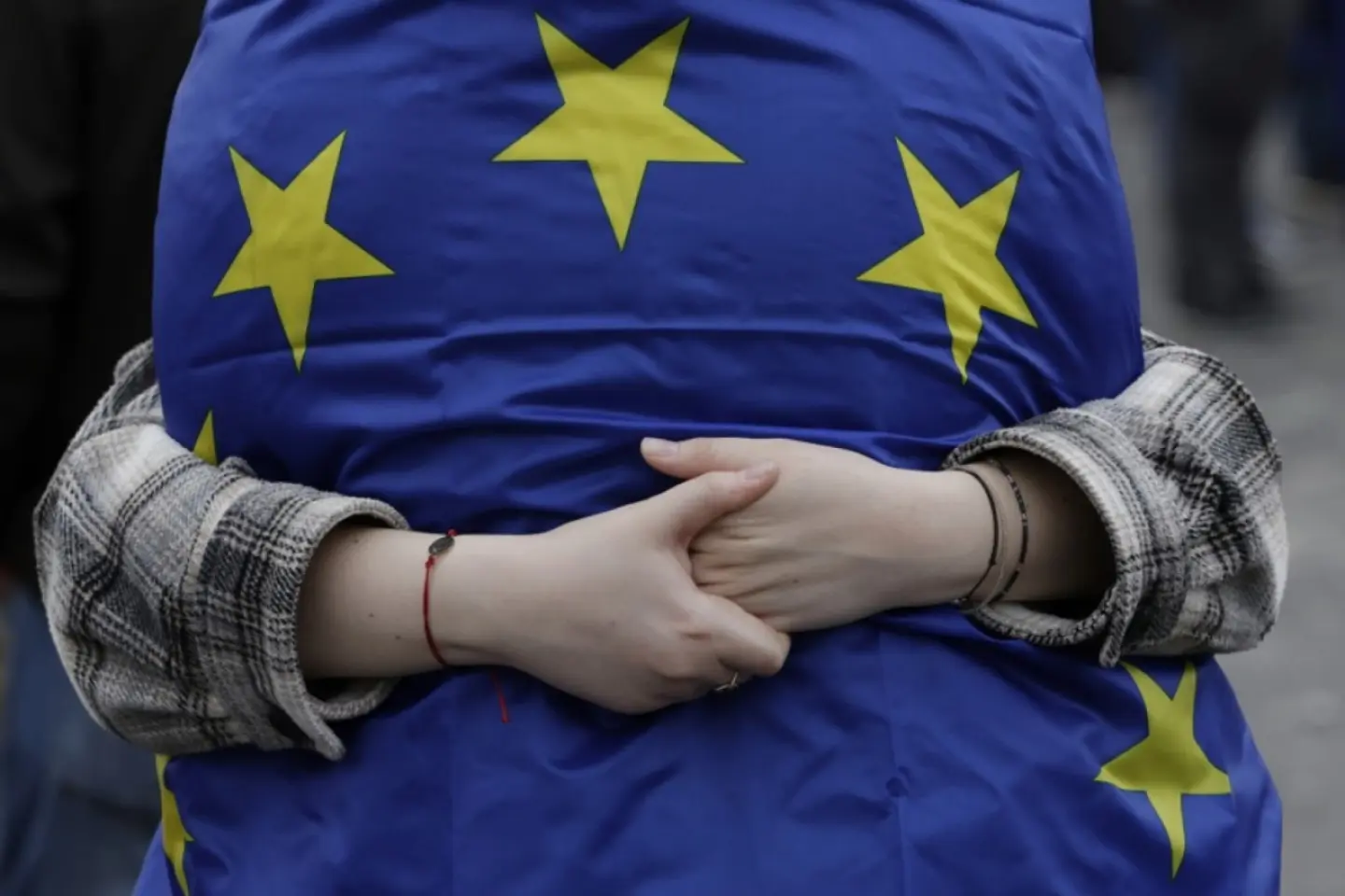 Sondaj: nouă români din zece vor ca țara să rămână în UE şi NATO