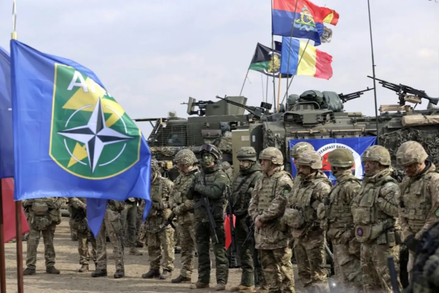 Mii de militari din zece ţări membre NATO participă, luna viitoare, la un exerciţiu în România