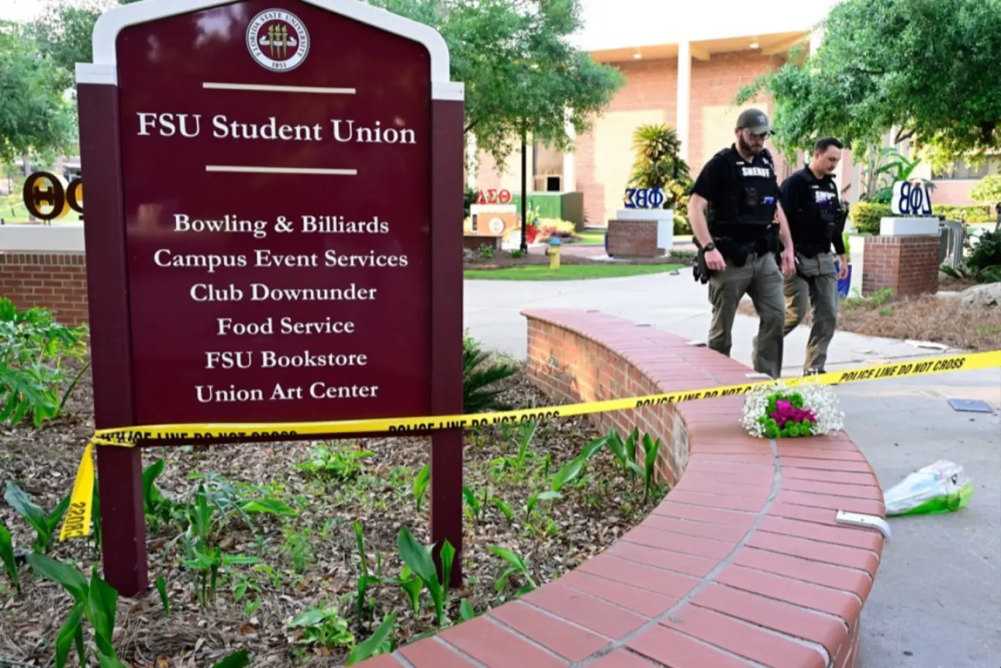 Atac armat la o universitate din Florida