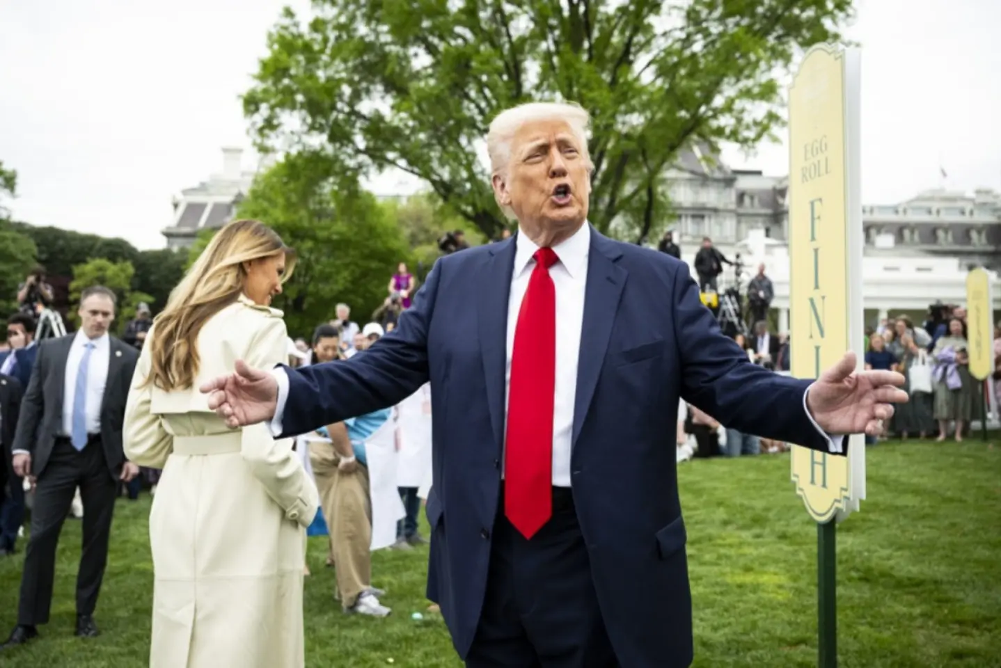 Trump a ordonat arborarea drapelelor în bernă, în onoarea Papei Francisc