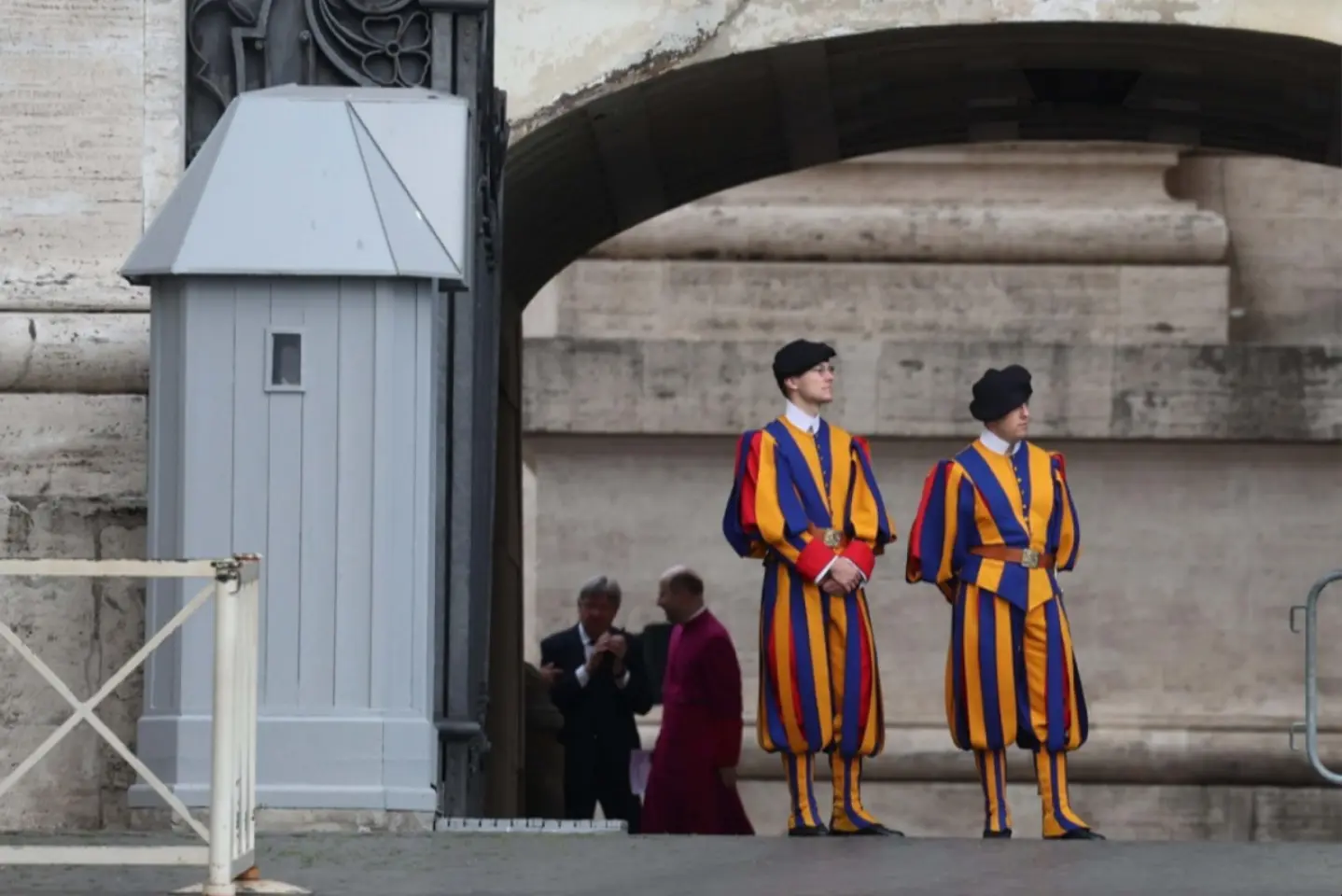 Trupul neînsufleţit al Papei Francisc va fi depus astăzi în Bazilica Sfântul Petru
