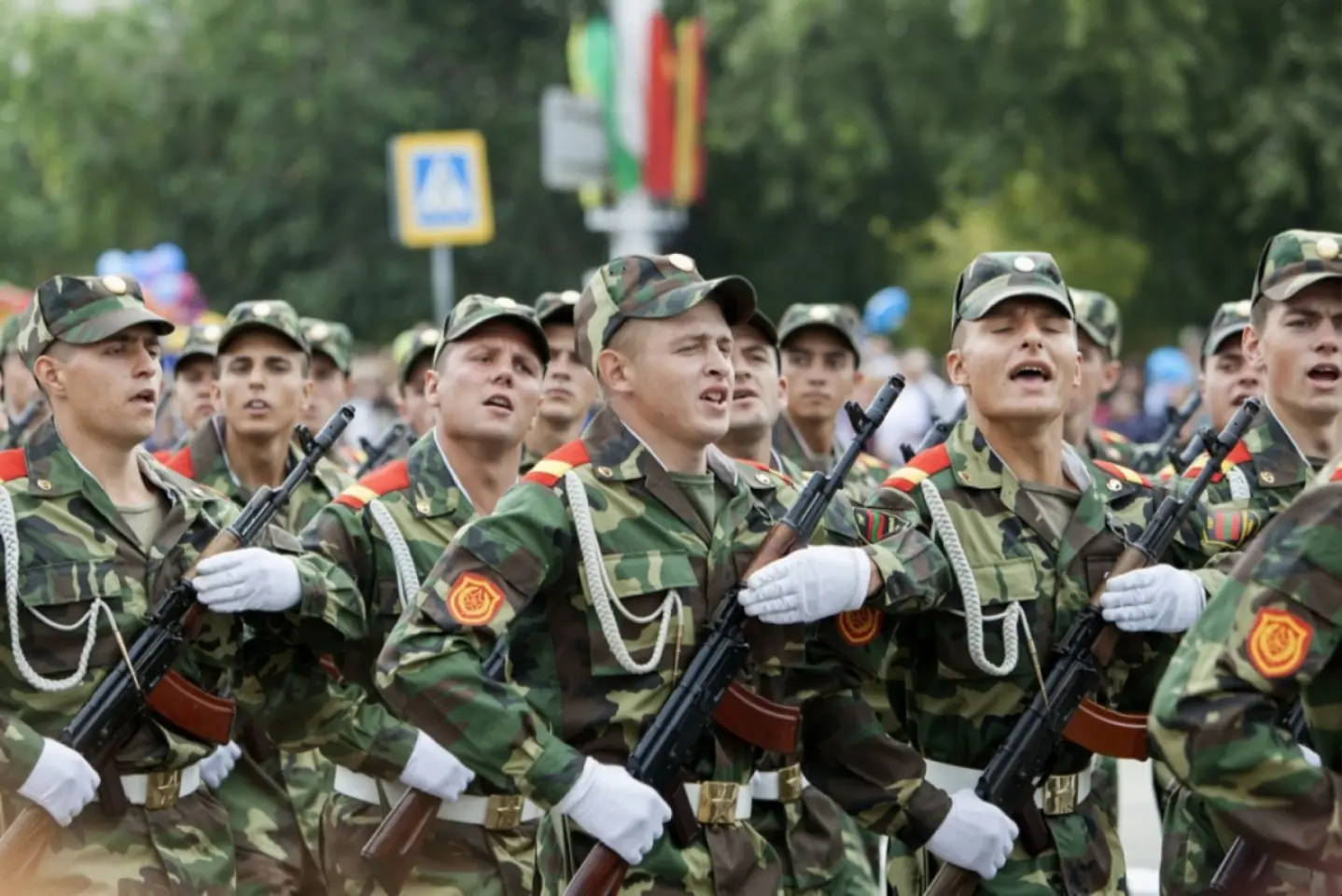 Promo-LEX: Regimul de la Tiraspol militarizează educația copiilor orfani 