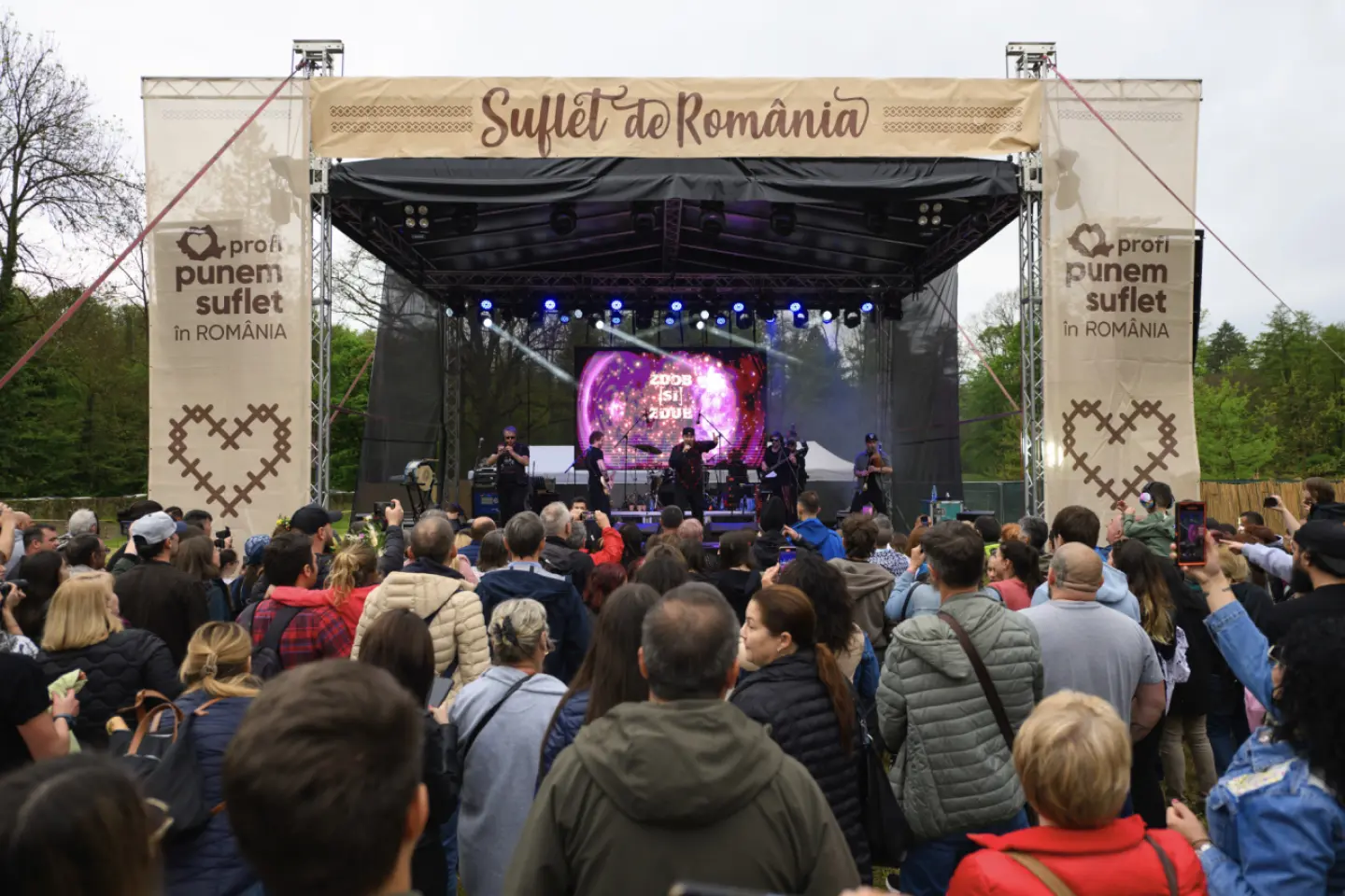 Artiști basarabeni concertează pe Domeniul Regal de la Săvârşin, din vestul României