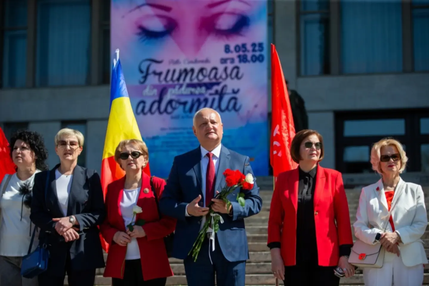 De 1 mai, Guvernul spune că susține muncitorii prin politici care aduc mai multă echitate și siguranță în câmpul muncii. Opoziția a protestat