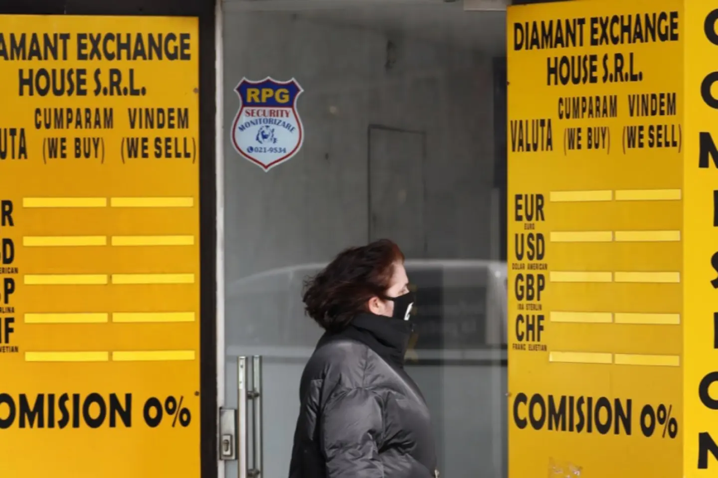 România: leul continuă să se devalorizeze în raport cu principalele devize convertibile