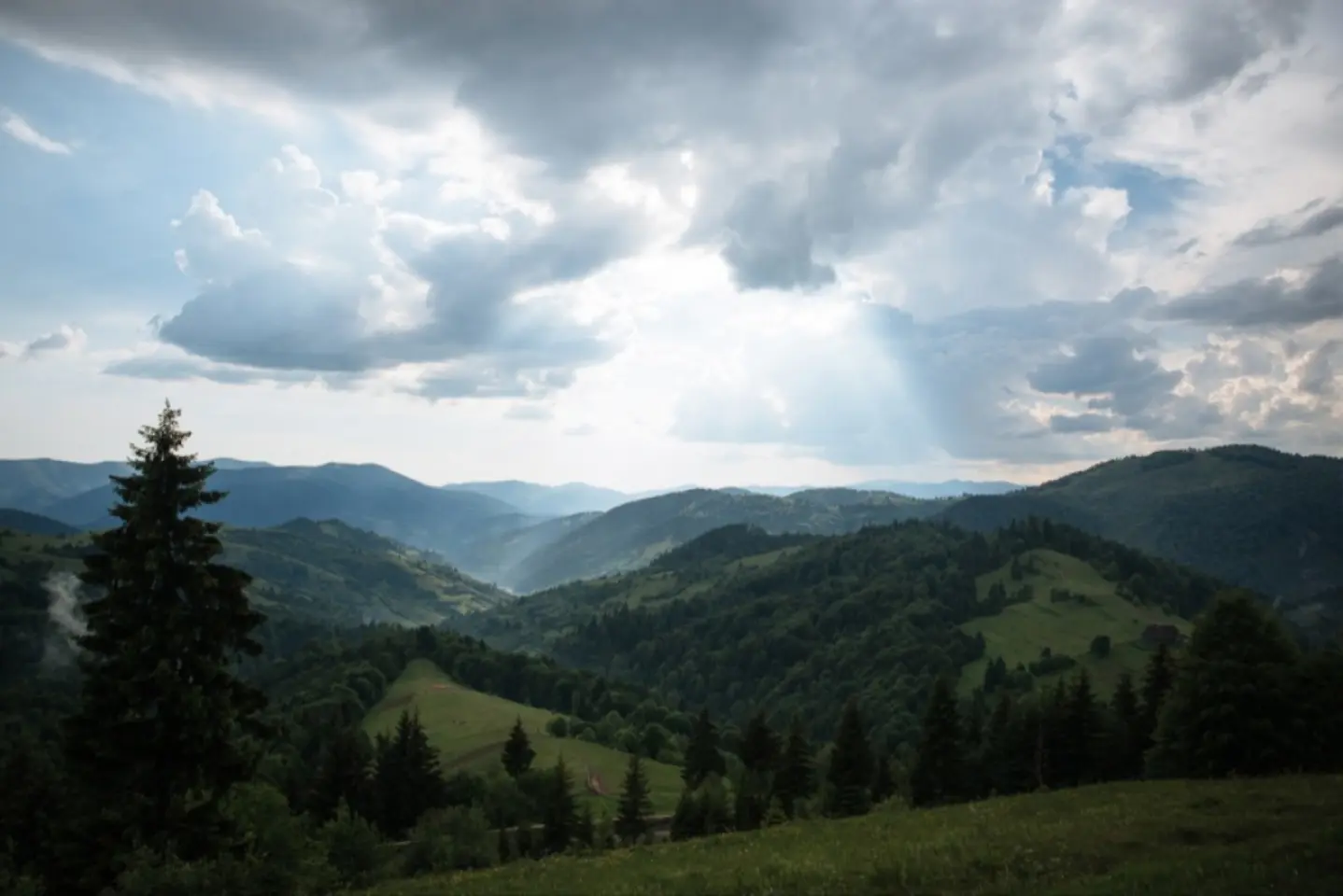 Încă patru cetăţeni ucraineni, recuperaţi de salvatorii români din Munţii Maramureşului