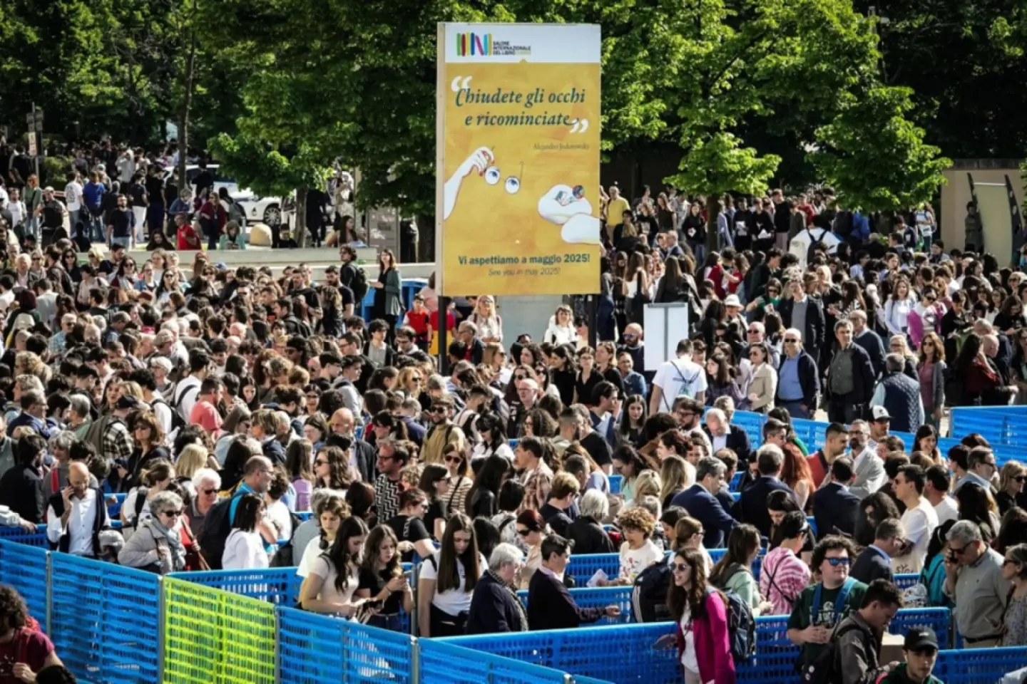 Personalităţi din ţară şi din Republica Moldova la standul românesc al Salonului Internaţional de Carte de la Torino
