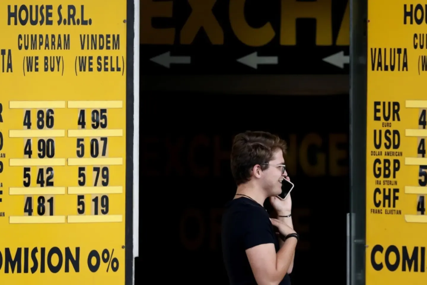 România: leul s-a depreciat față de euro, dar s-a apreciat în raport cu dolarul american și francul elvețian