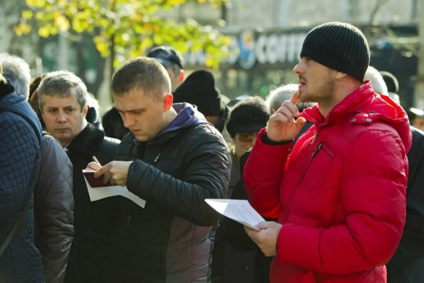 Peste 300 de mii de români din străinătate au votat la prezidenţiale până sâmbătă la amiază