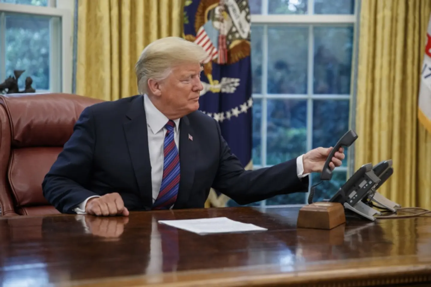 Donald Trump a anunţat că va discuta telefonic cu Vladimir Putin despre Ucraina