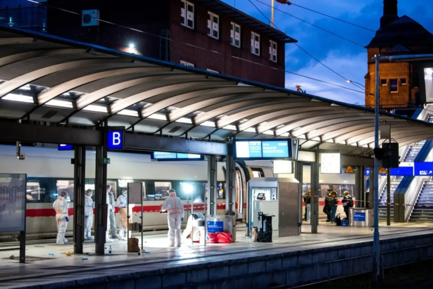 Cel puțin 18 răniți într-un atac cu cuțitul în gara din Hamburg