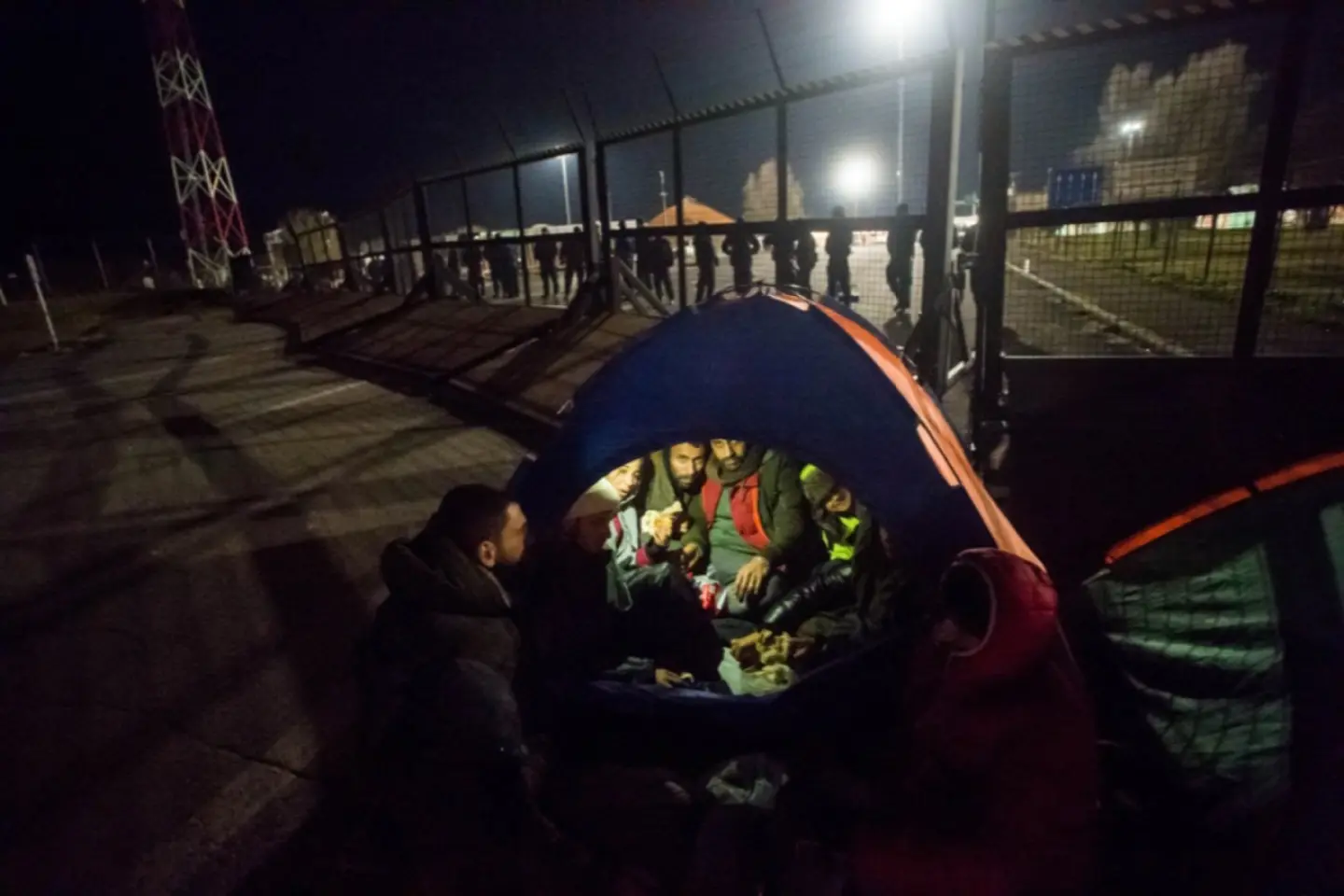 Schimb de focuri între poliția sârbă și migranți 