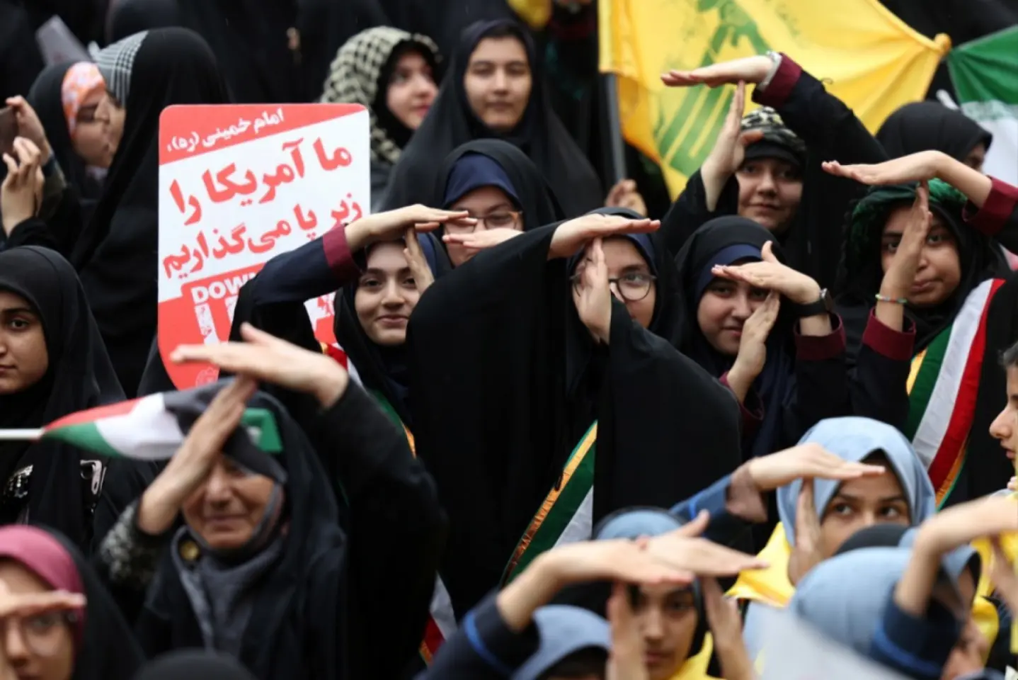 Iranul suspendă aplicarea legii hijabului