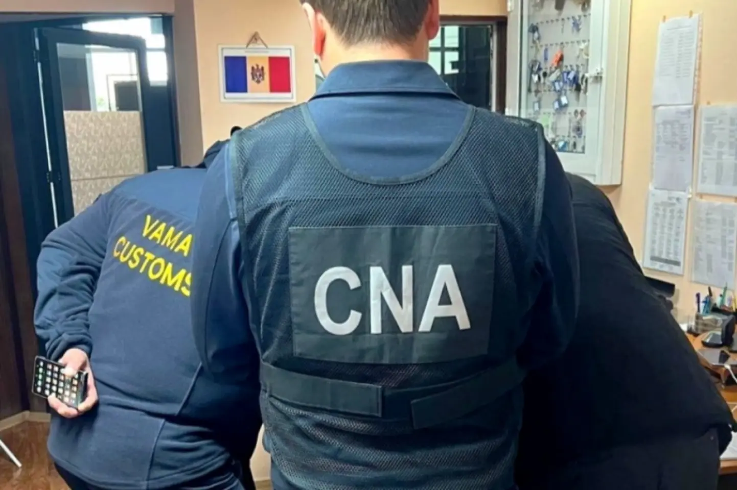 Vameșii de la Leușeni, cercetați pentru corupție sistemică. Unul reținut de CNA